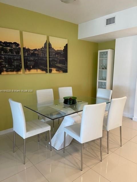 For Rent: $3,200 (2 beds, 2 baths, 1076 Square Feet)