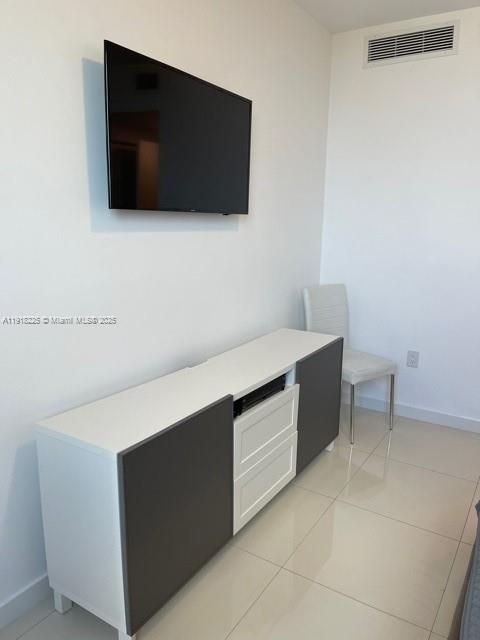 For Rent: $3,200 (2 beds, 2 baths, 1076 Square Feet)