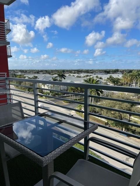 For Rent: $3,200 (2 beds, 2 baths, 1076 Square Feet)