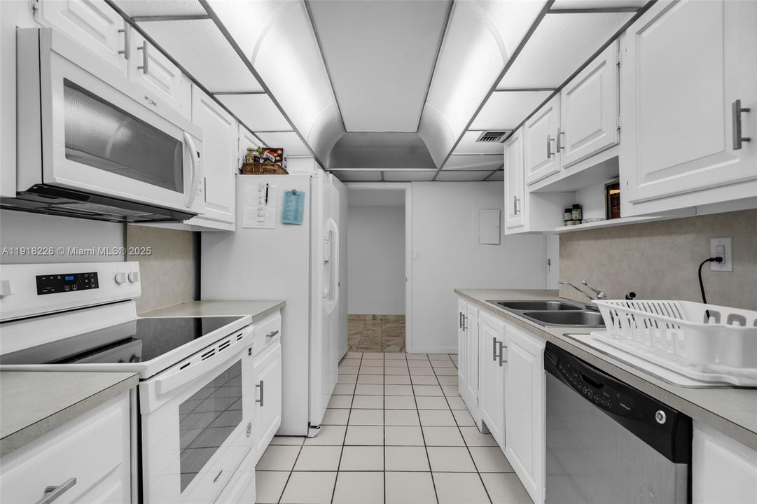 For Rent: $5,900 (2 beds, 2 baths, 1782 Square Feet)