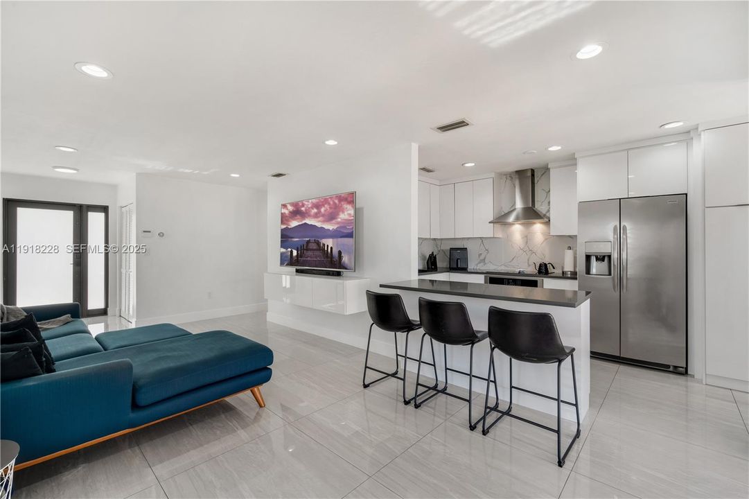 For Rent: $3,200 (3 beds, 2 baths, 1144 Square Feet)