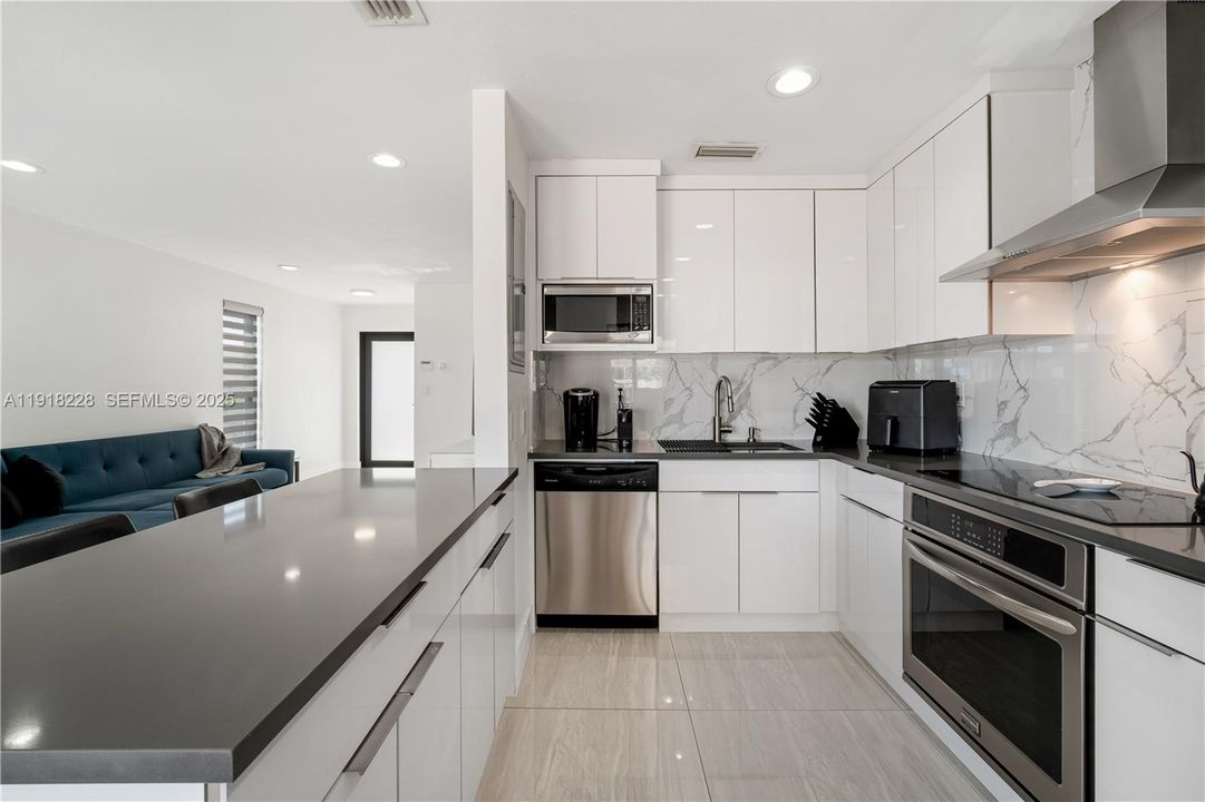 For Rent: $3,200 (3 beds, 2 baths, 1144 Square Feet)