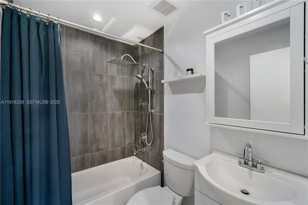 For Rent: $3,200 (3 beds, 2 baths, 1144 Square Feet)