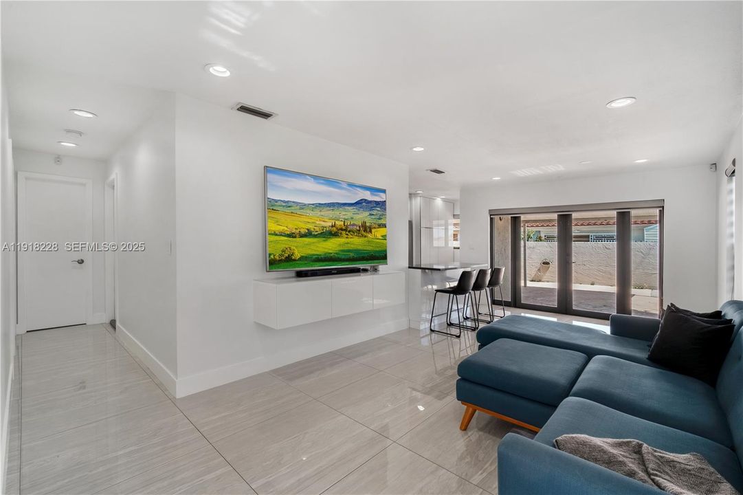 For Rent: $3,200 (3 beds, 2 baths, 1144 Square Feet)