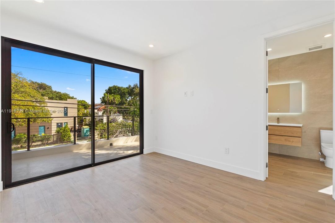 出租: $16,000 (4 贝兹, 4 浴室, 3000 平方英尺)