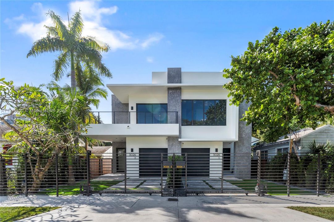 出租: $16,000 (4 贝兹, 4 浴室, 3000 平方英尺)