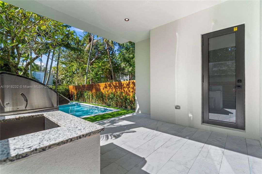 出租: $16,000 (4 贝兹, 4 浴室, 3000 平方英尺)