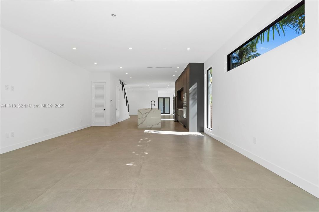 出租: $16,000 (4 贝兹, 4 浴室, 3000 平方英尺)