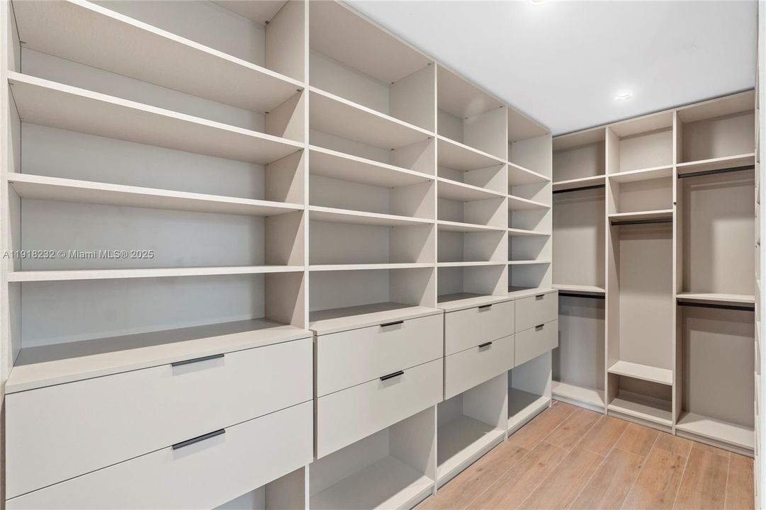 出租: $16,000 (4 贝兹, 4 浴室, 3000 平方英尺)