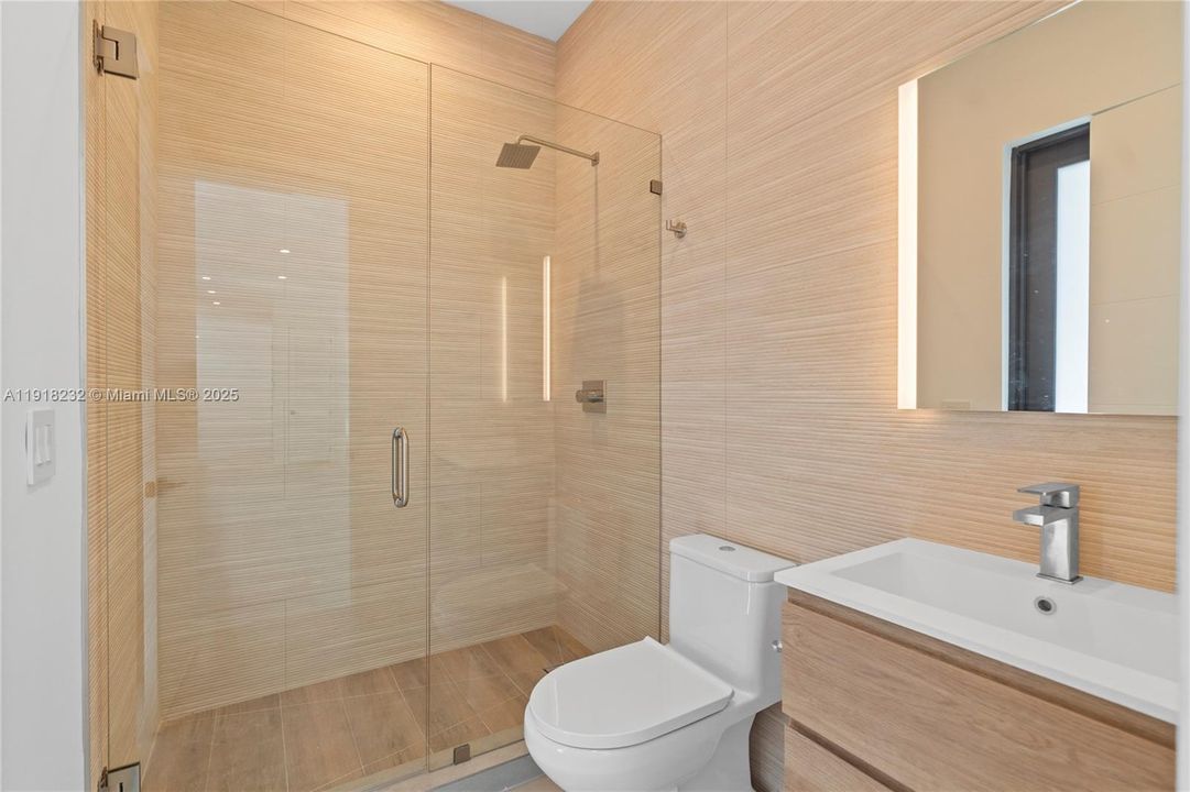 出租: $16,000 (4 贝兹, 4 浴室, 3000 平方英尺)