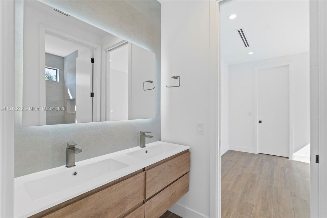 出租: $16,000 (4 贝兹, 4 浴室, 3000 平方英尺)