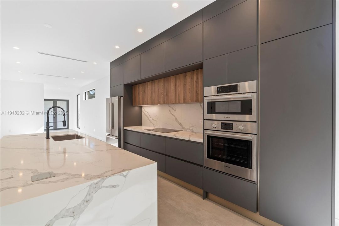 出租: $16,000 (4 贝兹, 4 浴室, 3000 平方英尺)