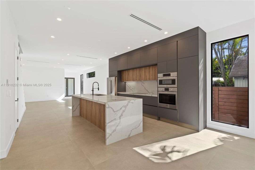 出租: $16,000 (4 贝兹, 4 浴室, 3000 平方英尺)