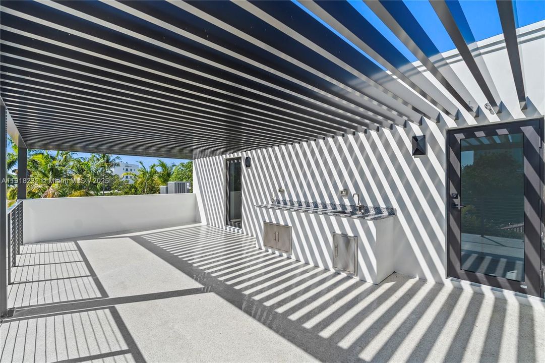 出租: $16,000 (4 贝兹, 4 浴室, 3000 平方英尺)