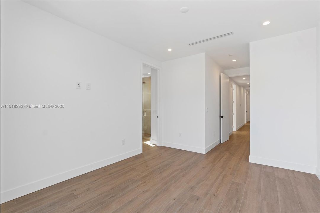 出租: $16,000 (4 贝兹, 4 浴室, 3000 平方英尺)