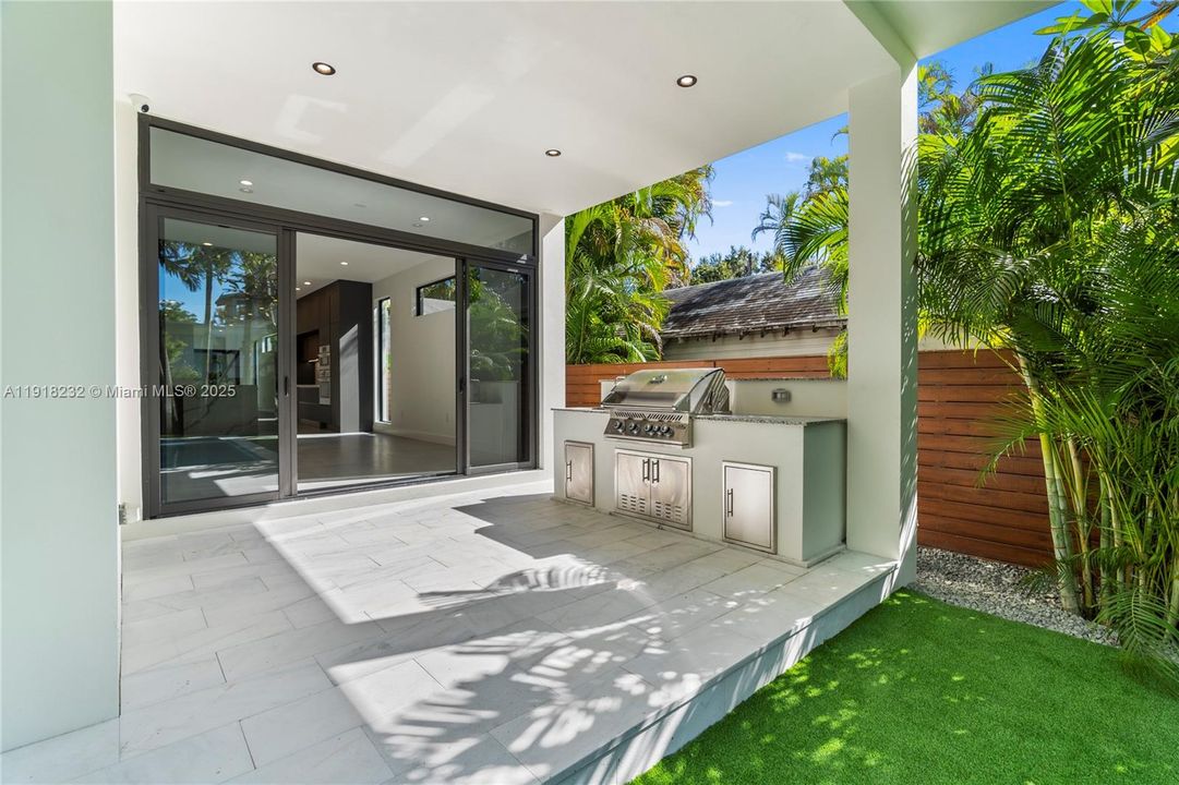 出租: $16,000 (4 贝兹, 4 浴室, 3000 平方英尺)