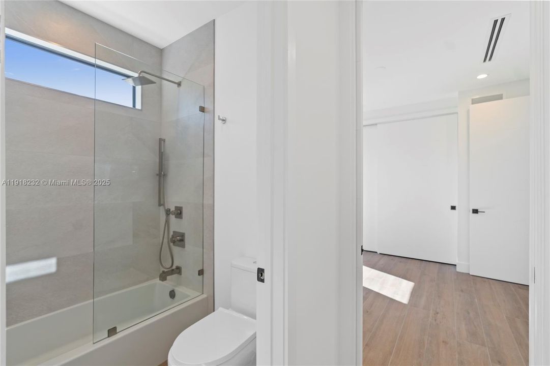 出租: $16,000 (4 贝兹, 4 浴室, 3000 平方英尺)