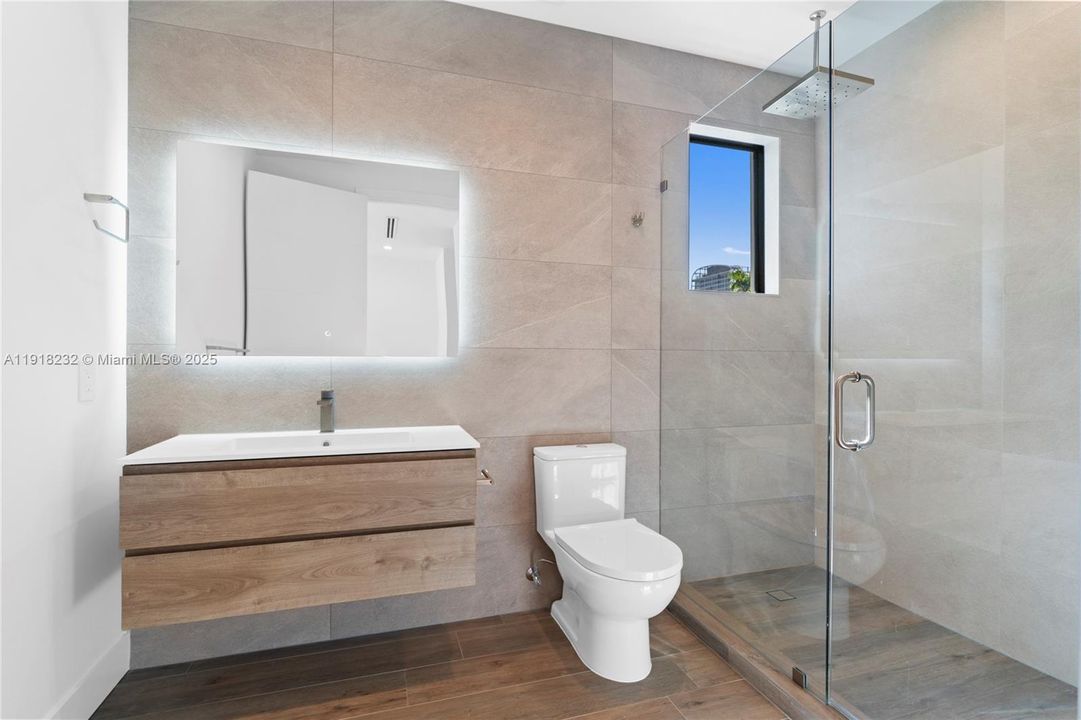 出租: $16,000 (4 贝兹, 4 浴室, 3000 平方英尺)