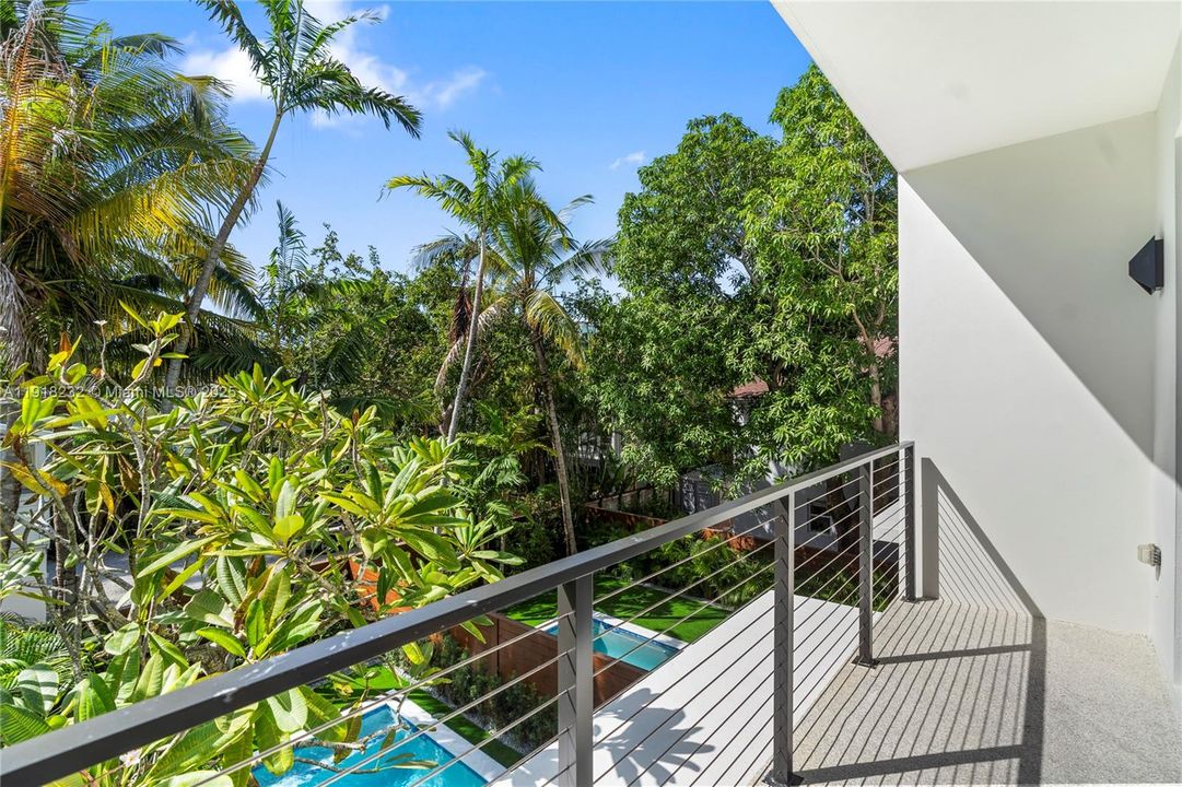 出租: $16,000 (4 贝兹, 4 浴室, 3000 平方英尺)