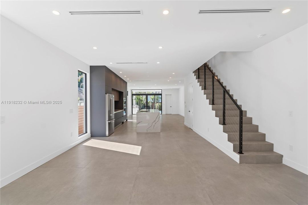 出租: $16,000 (4 贝兹, 4 浴室, 3000 平方英尺)