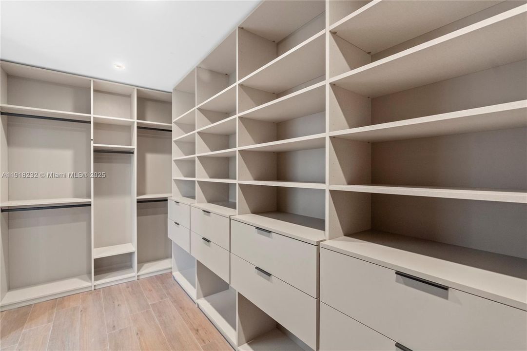 出租: $16,000 (4 贝兹, 4 浴室, 3000 平方英尺)