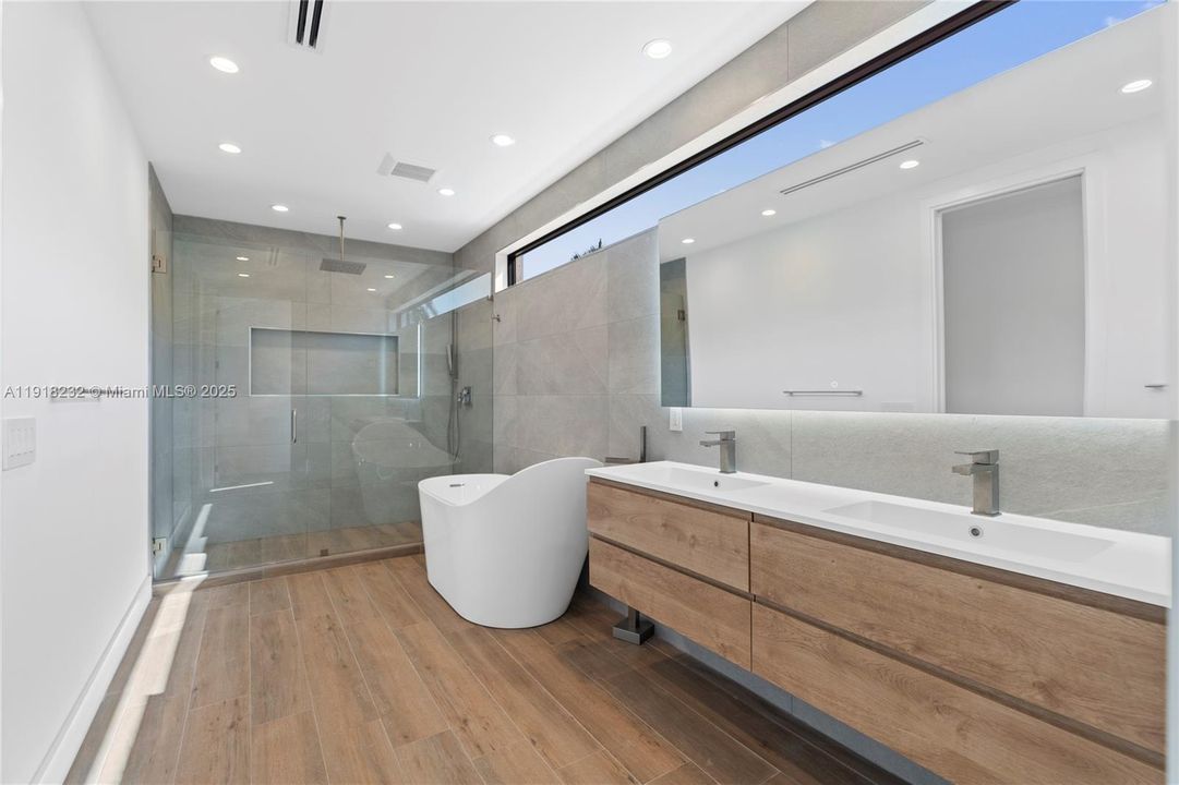 出租: $16,000 (4 贝兹, 4 浴室, 3000 平方英尺)