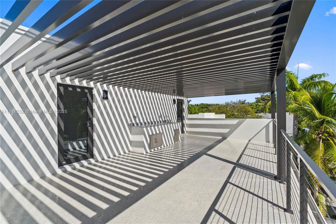 出租: $16,000 (4 贝兹, 4 浴室, 3000 平方英尺)