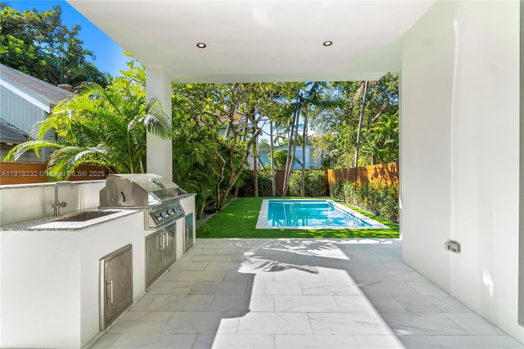 出租: $16,000 (4 贝兹, 4 浴室, 3000 平方英尺)