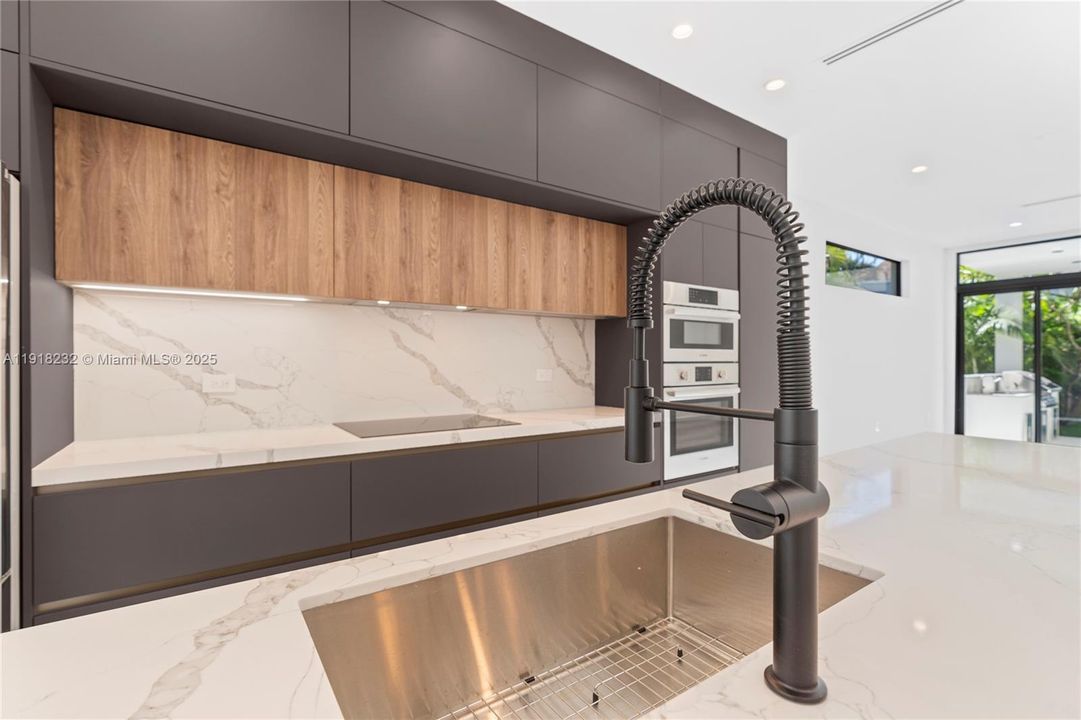 出租: $16,000 (4 贝兹, 4 浴室, 3000 平方英尺)