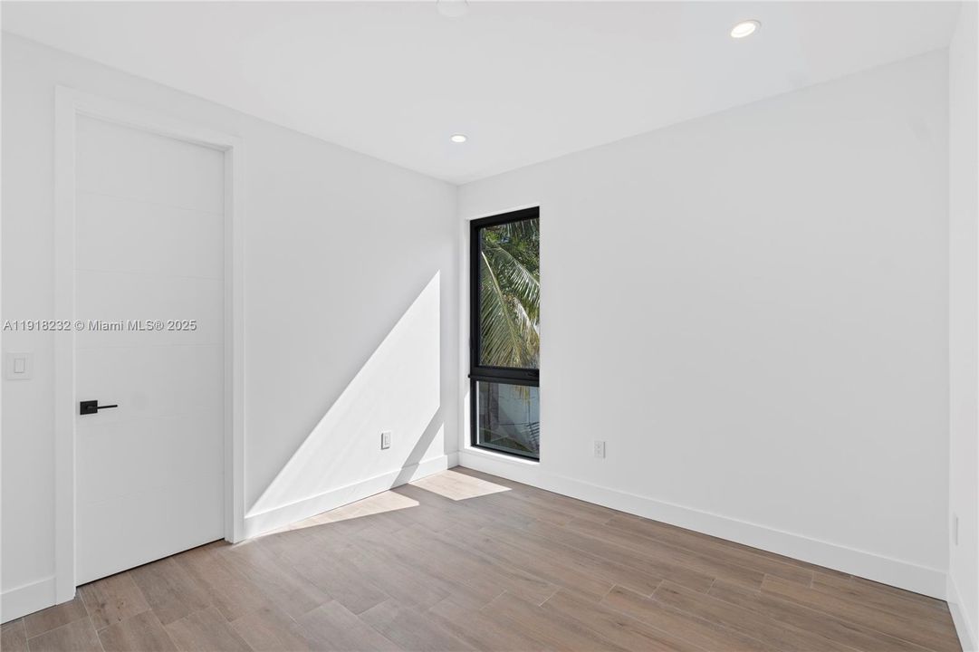 出租: $16,000 (4 贝兹, 4 浴室, 3000 平方英尺)