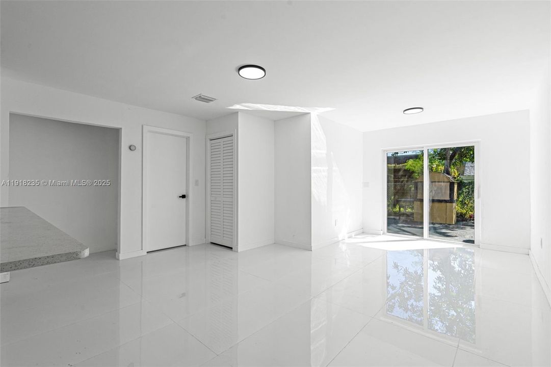 待售: $369,000 (3 贝兹, 1 浴室, 1152 平方英尺)