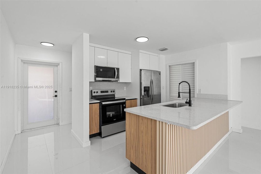 待售: $369,000 (3 贝兹, 1 浴室, 1152 平方英尺)