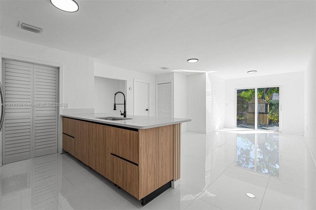 待售: $369,000 (3 贝兹, 1 浴室, 1152 平方英尺)