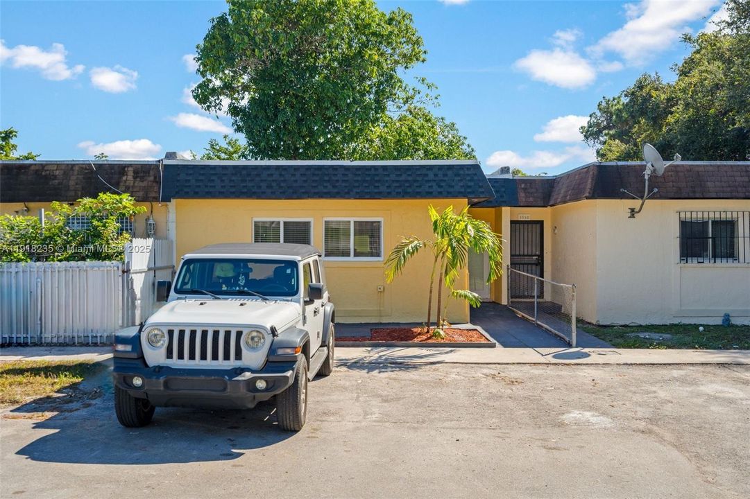 待售: $369,000 (3 贝兹, 1 浴室, 1152 平方英尺)