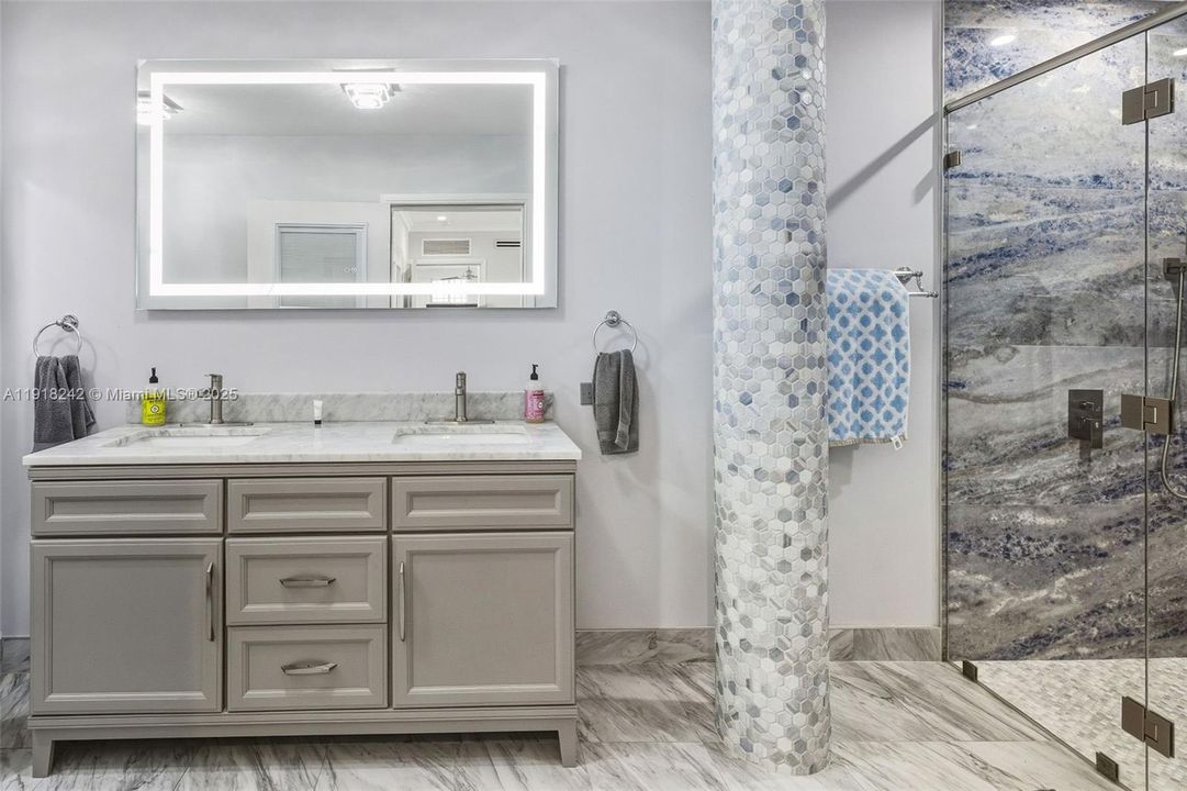 For Sale: $4,299,999 (4 beds, 4 baths, 1532 Square Feet)