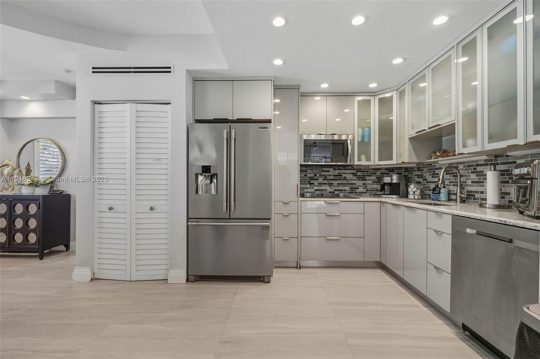 For Sale: $4,299,999 (4 beds, 4 baths, 1532 Square Feet)