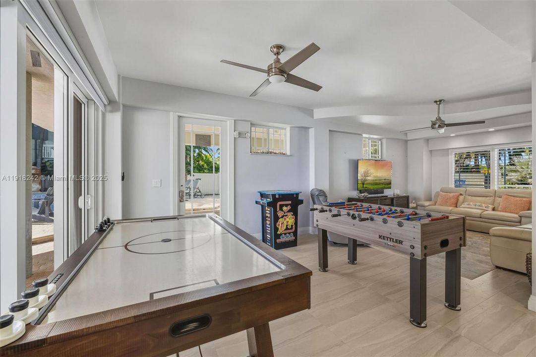 For Sale: $4,299,999 (4 beds, 4 baths, 1532 Square Feet)