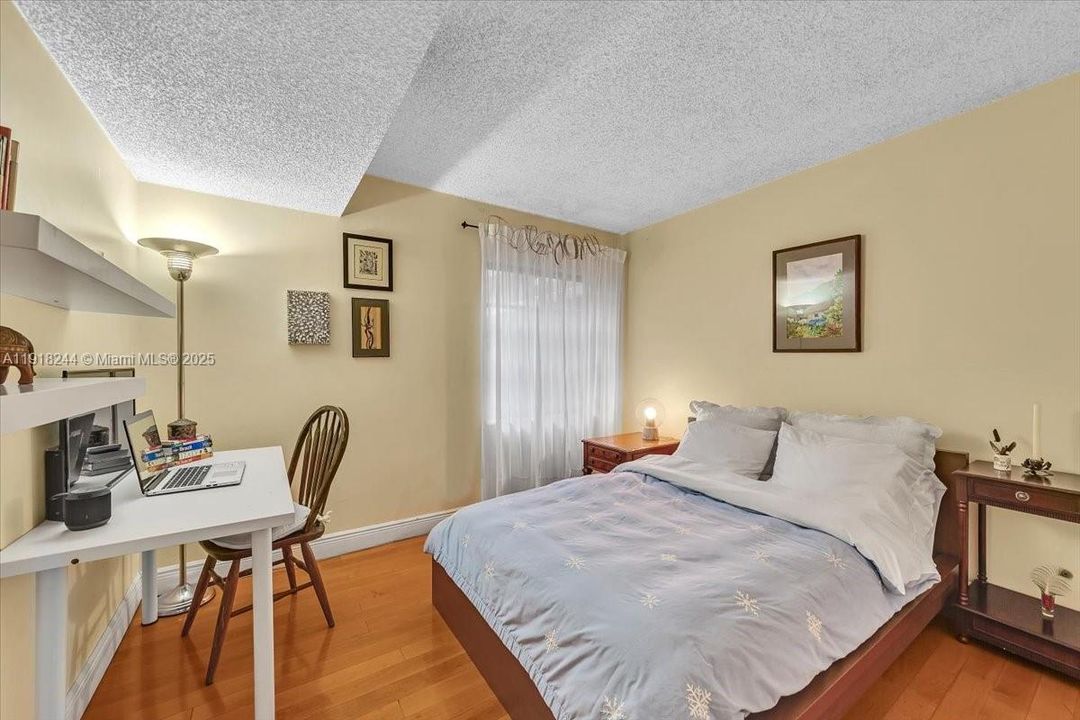 For Sale: $345,000 (3 beds, 2 baths, 1240 Square Feet)