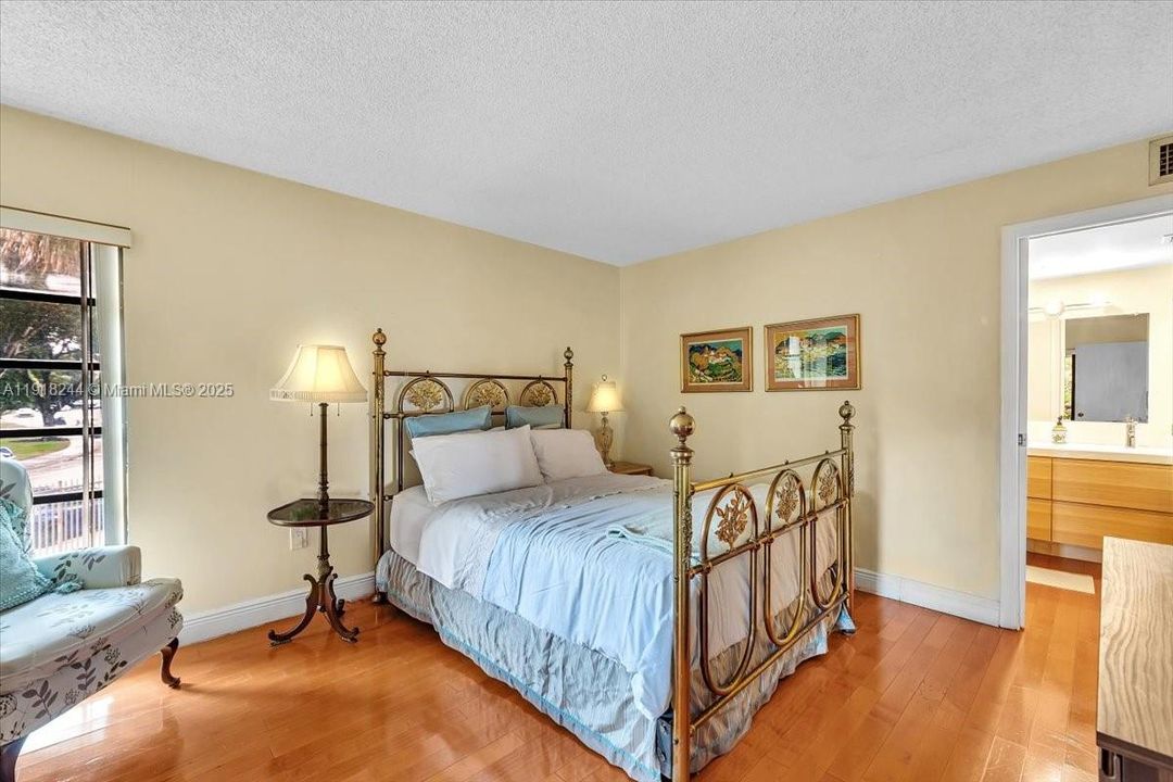 For Sale: $345,000 (3 beds, 2 baths, 1240 Square Feet)