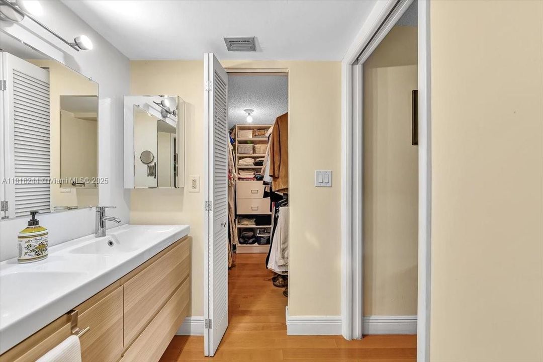 For Sale: $345,000 (3 beds, 2 baths, 1240 Square Feet)