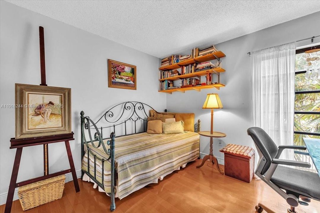 For Sale: $345,000 (3 beds, 2 baths, 1240 Square Feet)