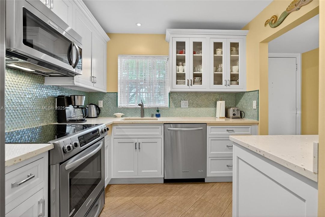 На продажу: $195,000 (2 спален, 1 ванн, 910 Квадратных фут)