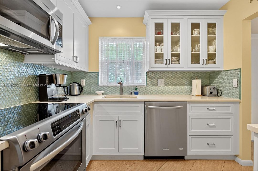 На продажу: $195,000 (2 спален, 1 ванн, 910 Квадратных фут)