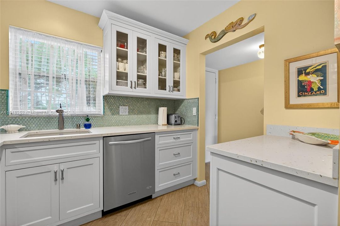 На продажу: $195,000 (2 спален, 1 ванн, 910 Квадратных фут)