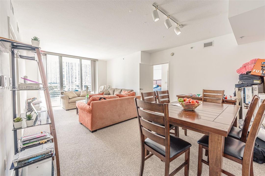 Recientemente alquilado: $3,600 (2 camas, 2 baños, 1227 Pies cuadrados)