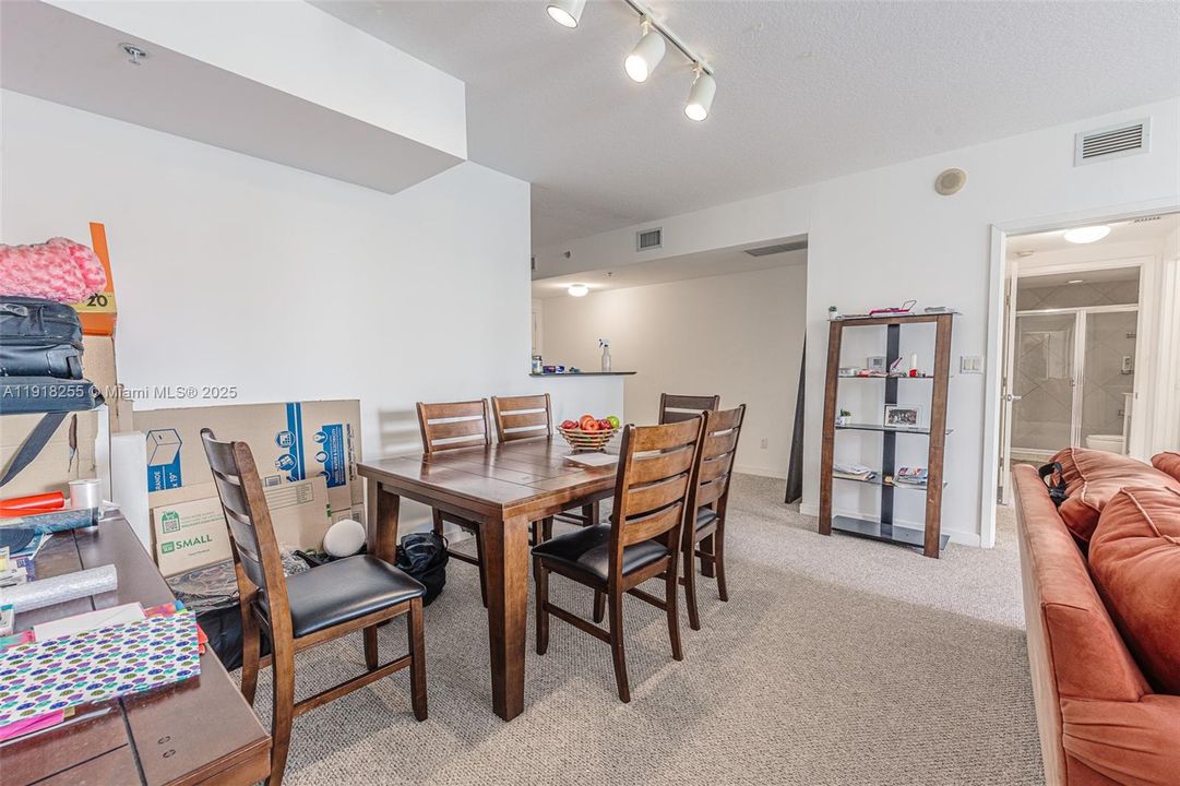 Recientemente alquilado: $3,600 (2 camas, 2 baños, 1227 Pies cuadrados)