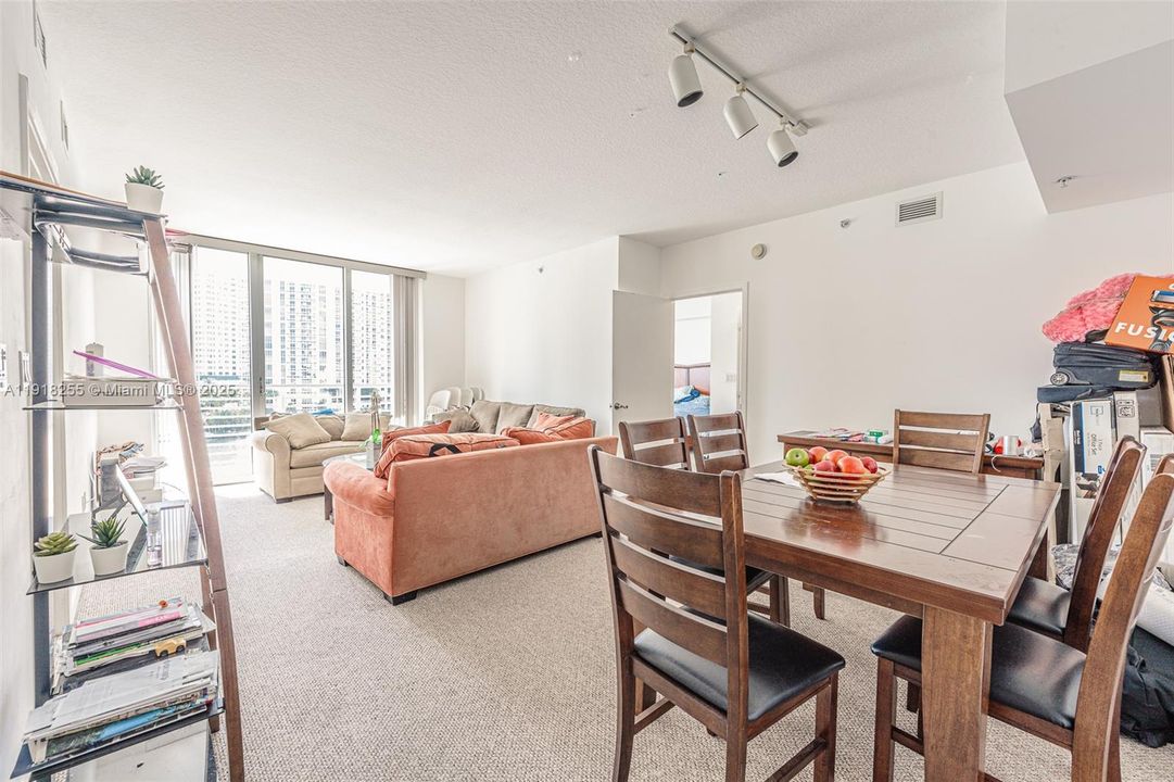 Recientemente alquilado: $3,600 (2 camas, 2 baños, 1227 Pies cuadrados)