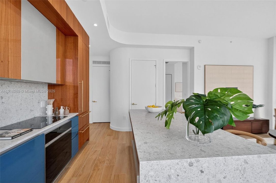 For Sale: $1,999,000 (2 beds, 2 baths, 905 Square Feet)