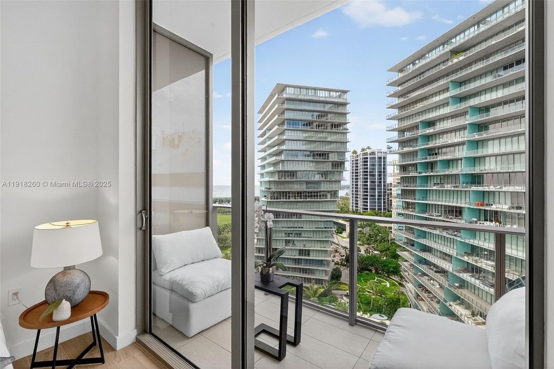 For Sale: $1,999,000 (2 beds, 2 baths, 905 Square Feet)