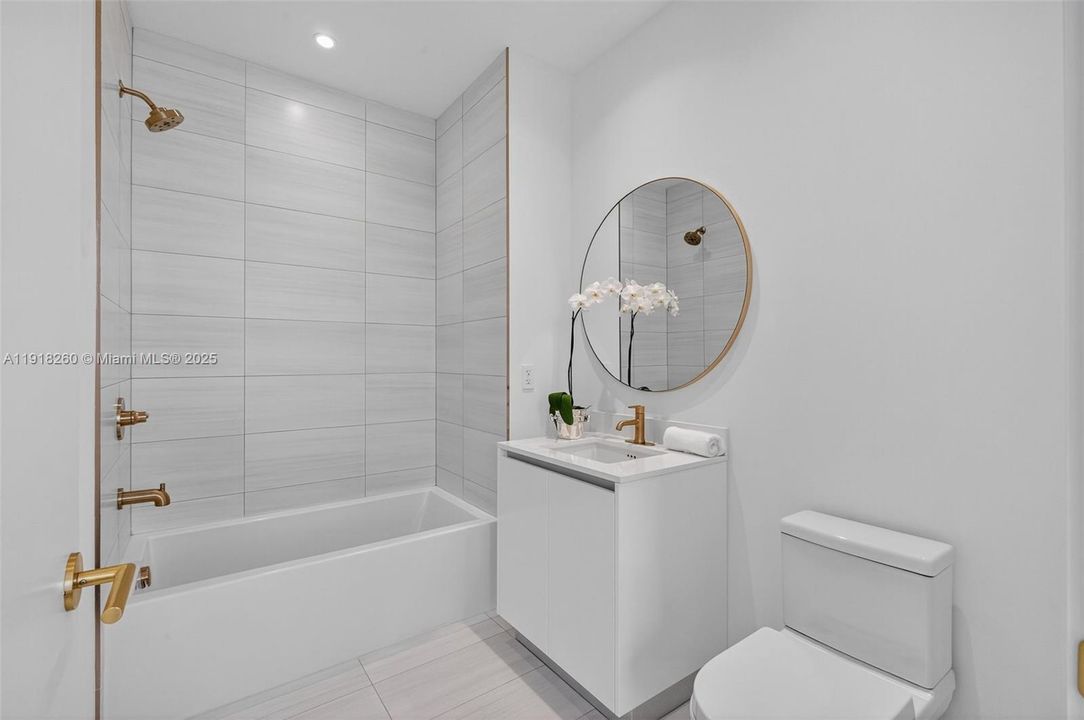 For Sale: $1,999,000 (2 beds, 2 baths, 905 Square Feet)